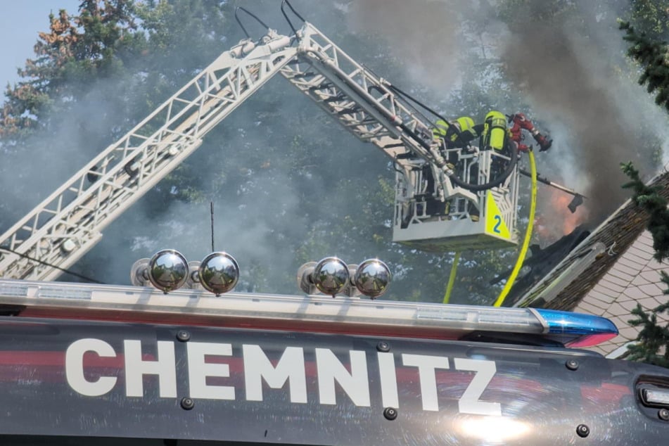 Feuer im beschaulichen Chemnitz-Glösa: Das Dach eines Doppelhauses stand in Flammen.