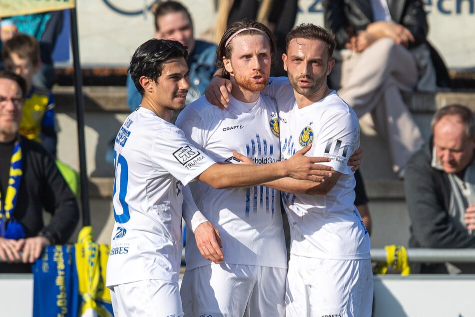 Lok Leipzigs Dorian Cevis (M.) soll den zweiten Treffer in der Entstehung verhindert haben. Kurz darauf machte er ihn eben selbst.