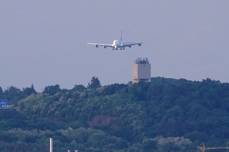 Der Airbus A380 von Global Airlines landet am Montagabend am Flughafen Dresden.