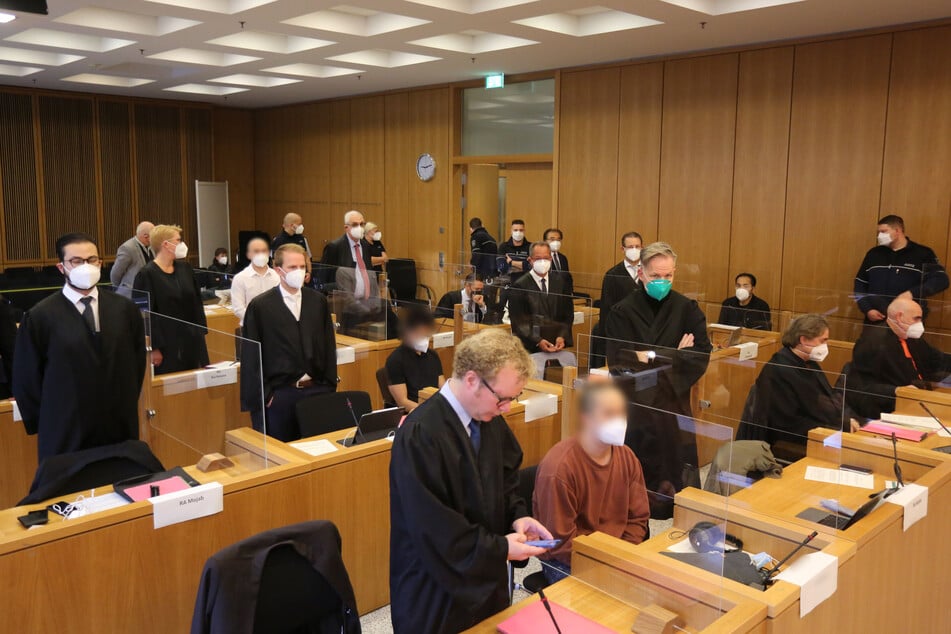 Vor Prozessbeginn am Landgericht Aachen gegen eine mutmaßliche Bande von Drogenschmugglern sind zahlreiche Prozessbeteiligte im Gerichtssaal.