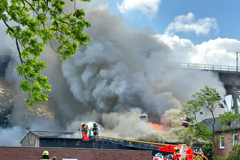 In Rendsburg stand seit Montagmorgen ein Gebäudekomplex in Flammen.