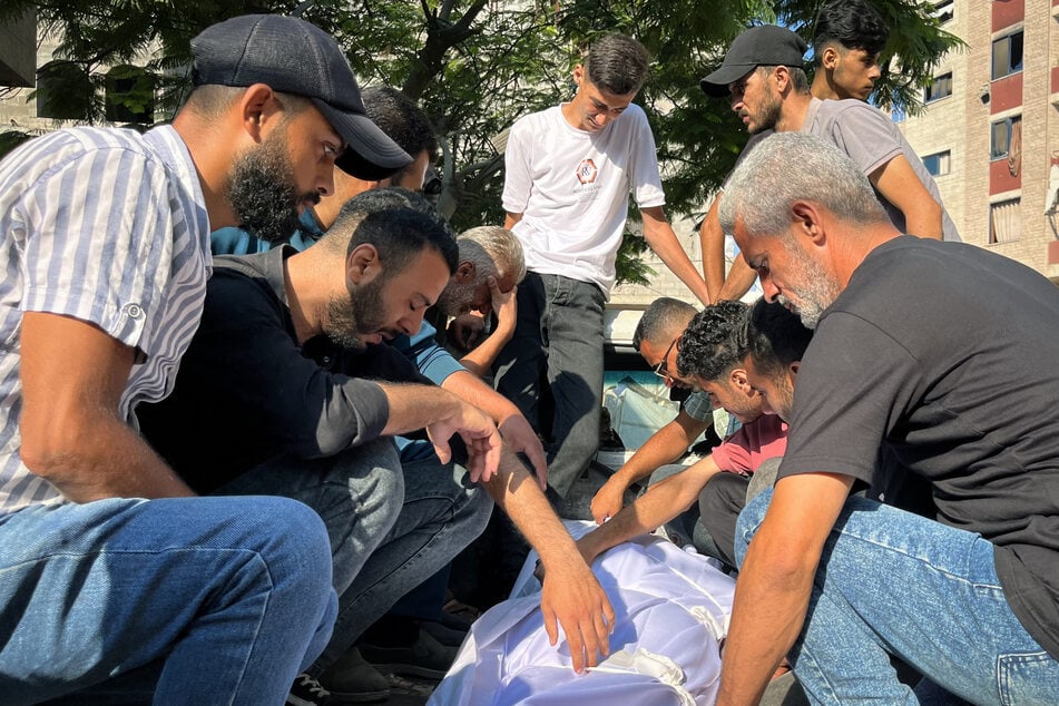Immer wieder sterben Menschen in Gaza, während sie versuchen, lebensrettende Hilfe zu erhalten.