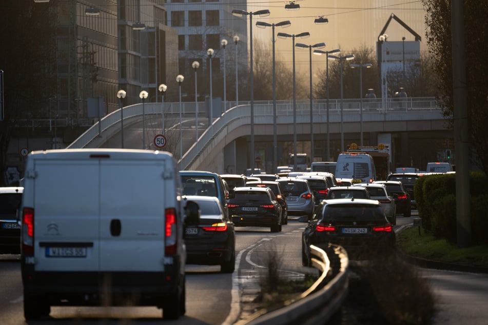 Derart dichten Autoverkehr soll es in der Innenstadt von Frankfurt schon bald nicht mehr geben.