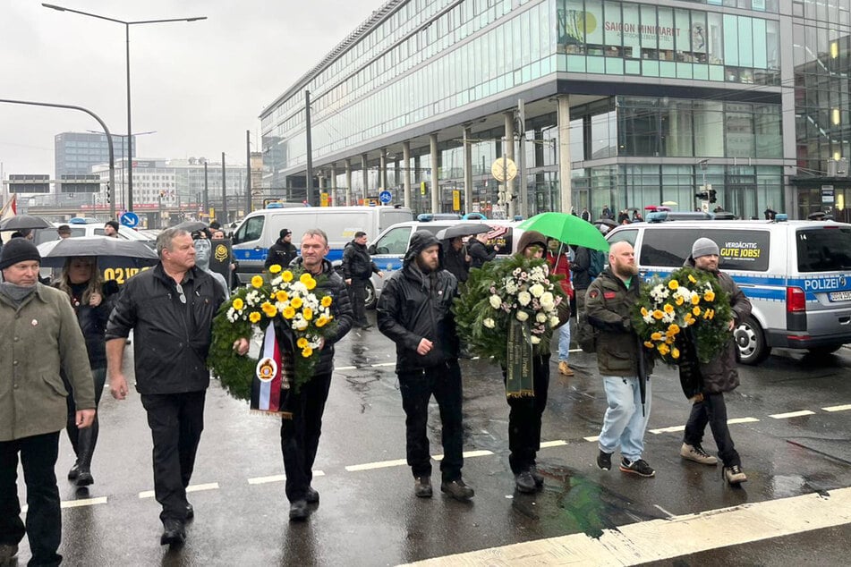 Inzwischen ist der rechte Demozug auf der St. Petersburger Straße angekommen.