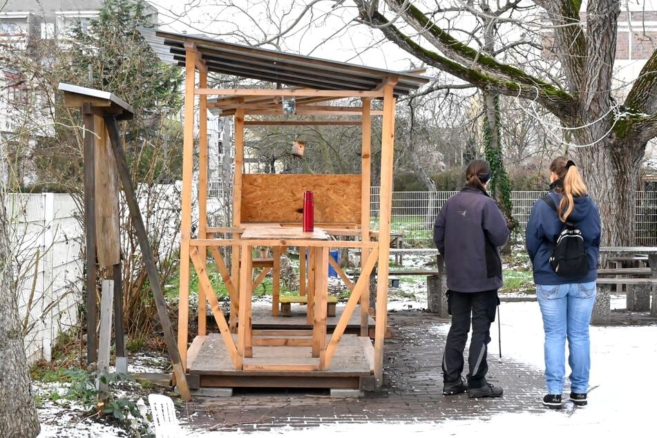 Jung und Alt treffen sich in ihrer Freizeit im Gemeinschaftsgarten. Der soll bald von einer Überwachungsanlage beschützt werden.