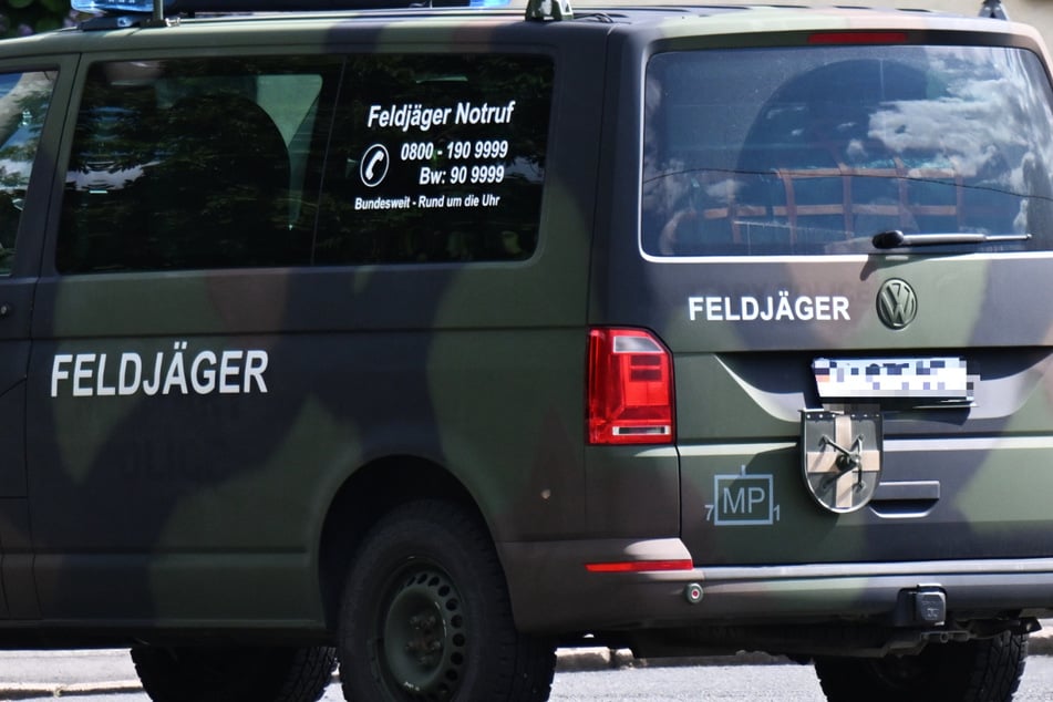 Feldjäger wurden ebenfalls zur Unfallstelle gerufen, da eines der fünf Autos zum Bestand der Bundeswehr gehört. (Symbolbild)