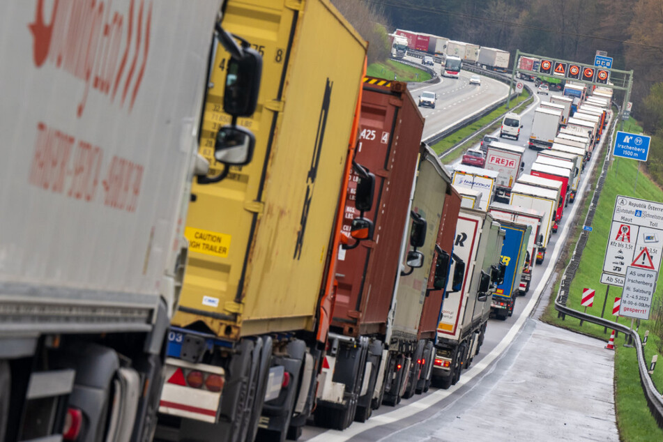 Stundenlang im Stau: Die Blockabfertigung der Tiroler Behörden strapaziert die Geduld der A93-Nutzer. (Archivbild)