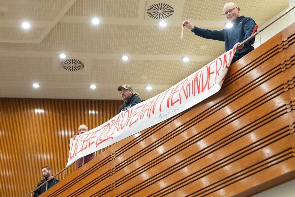 Gegner der in Leipzig geplanten Rüstungsansiedlungen störten am Mittwoch die Leipziger Ratsversammlung. Auf einem Banner erklärten sie dabei: "Unsere Top 1: Covenant verhindern"