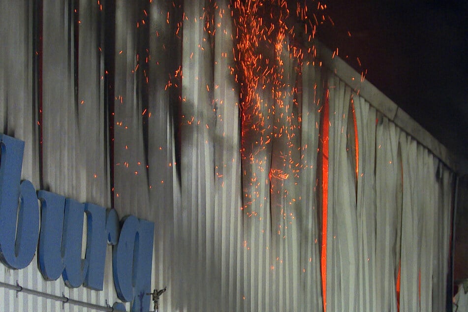 Aufgrund der starken Rauchentwicklung wurde eine Warnung an die Bevölkerung ausgesprochen.