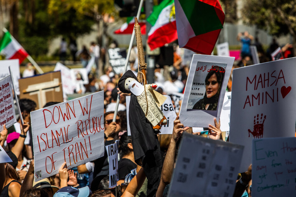Nach dem Tod der 22-jährigen Mahsa Amini brachen erst landesweit und schließlich auch weltweit - wie hier in Los Angeles - Proteste gegen das iranische Regime aus.
