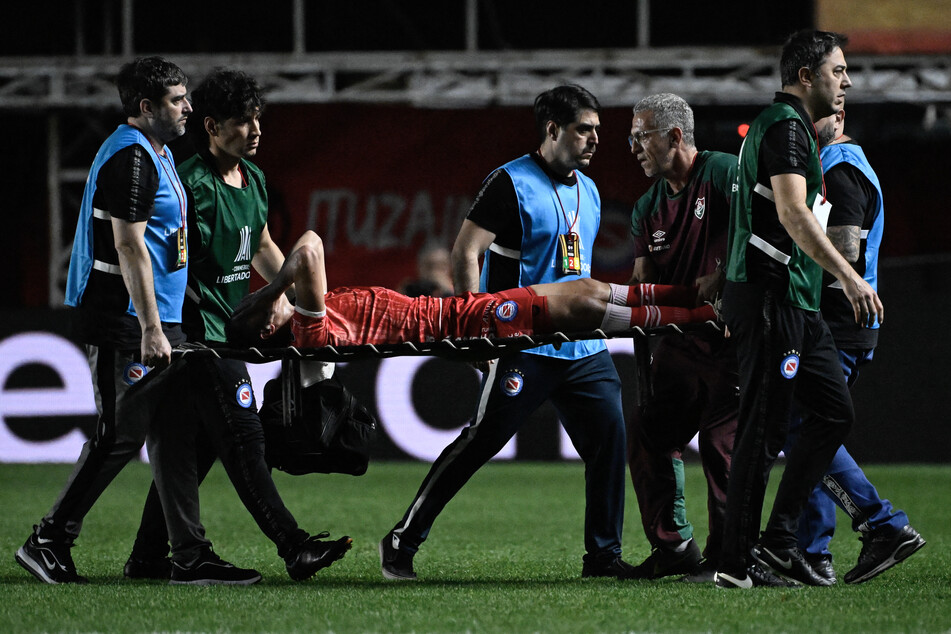Luciano Sánchez (29) wird unter Schmerzen vom Feld getragen. Sofort ist klar: Sein Bein ist schwer verletzt.