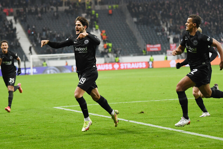 Goncalo Paciencia (2.v.l.) führte Eintracht Frankfurt mit zwei Toren zum Sieg in Gruppe D.