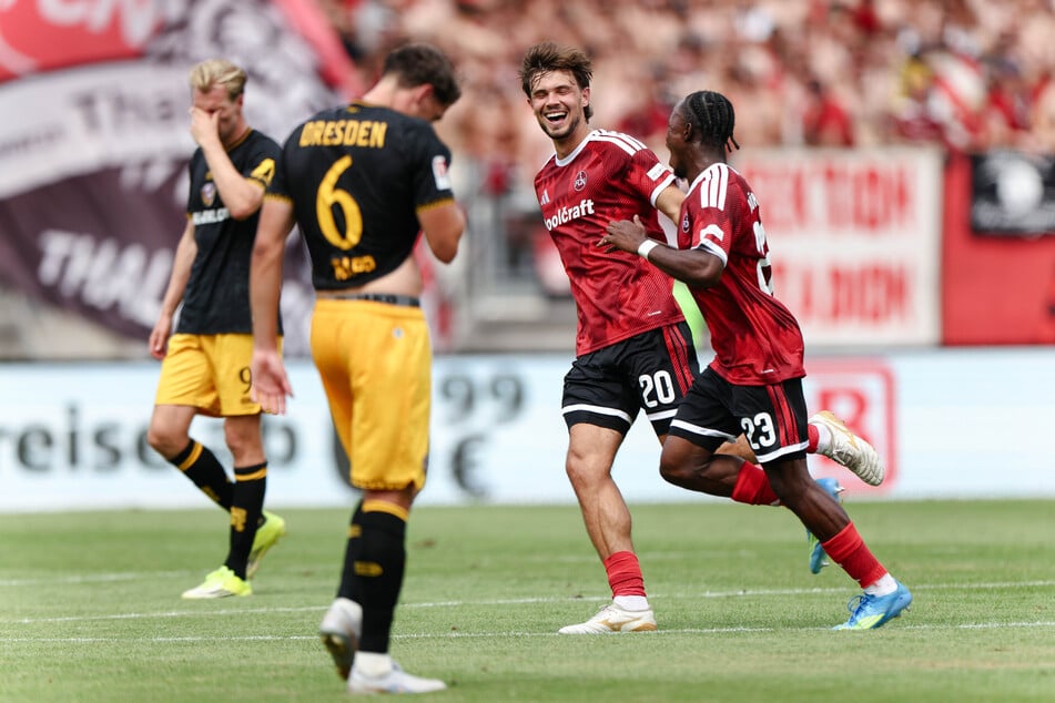 Dynamo Dresden erlebte in Nürnberg einen ganz bitteren Saisonauftakt. Muhamed Ali Zoma (r.) schnürte einen Dreierpack zum Sieg.