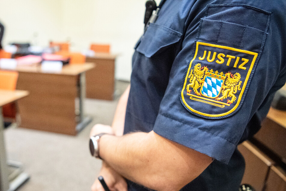 Ein Mann muss sich in Bayern vor dem Landgericht Passau verantworten. Die Staatsanwaltschaft wirft ihm versuchten Totschlag vor. (Symbolbild)