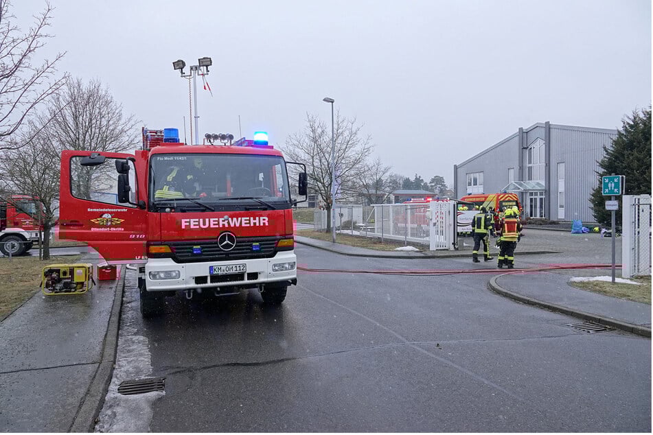 Aufgrund eines technischen Defekts war in dem Betrieb am Montagvormittag eine Maschine in Brand geraten.