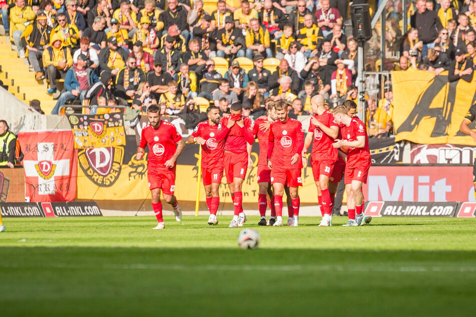 Die Essener bejubeln den Treffer zur 1:0-Führung.