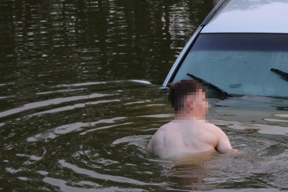 Fahrer offenbar völlig betrunken: Auto landet im Fischweiher