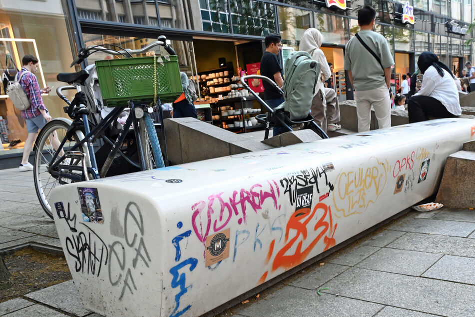 Mitten in der Innenstadt und rund um den Augustusplatz sind Bänke wie Gebäude mit Tags und Graffiti beschmiert.