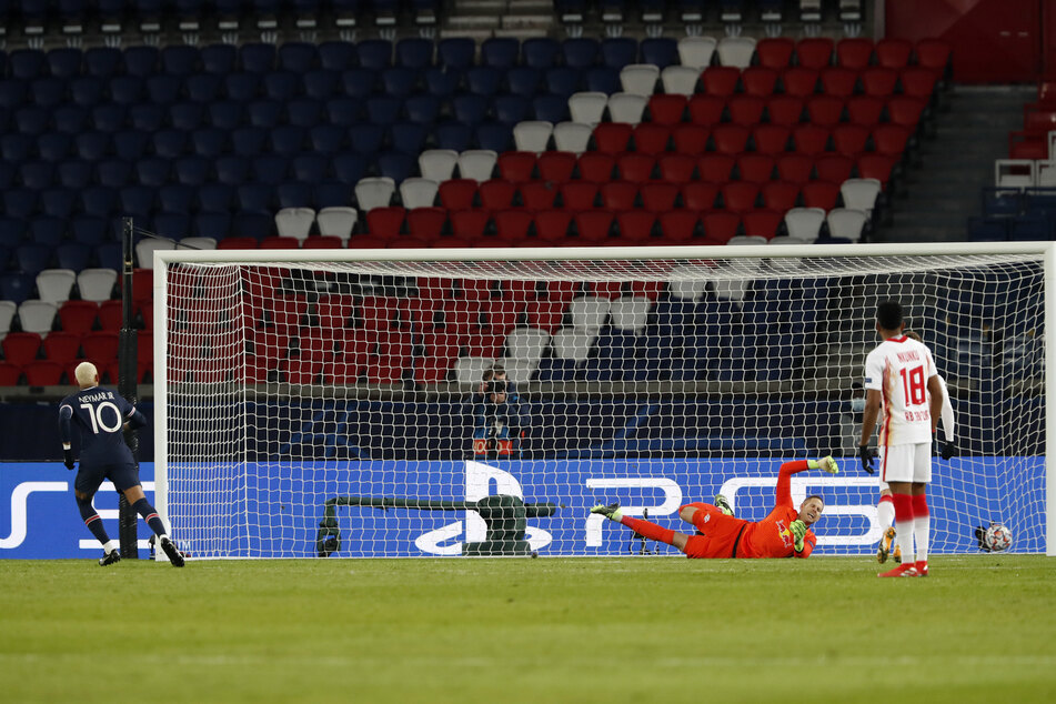 Neymar (l.) traf in der 11. Minute vom Punkt zur 1:0-Führung für Paris Saint-Germain.