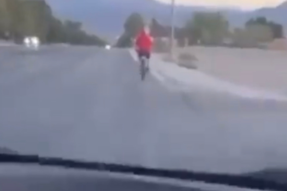 Man sieht im Video deutlich, wie der Jugendliche extra weiter nach rechts fuhr, um den Radfahrer treffen zu können.
