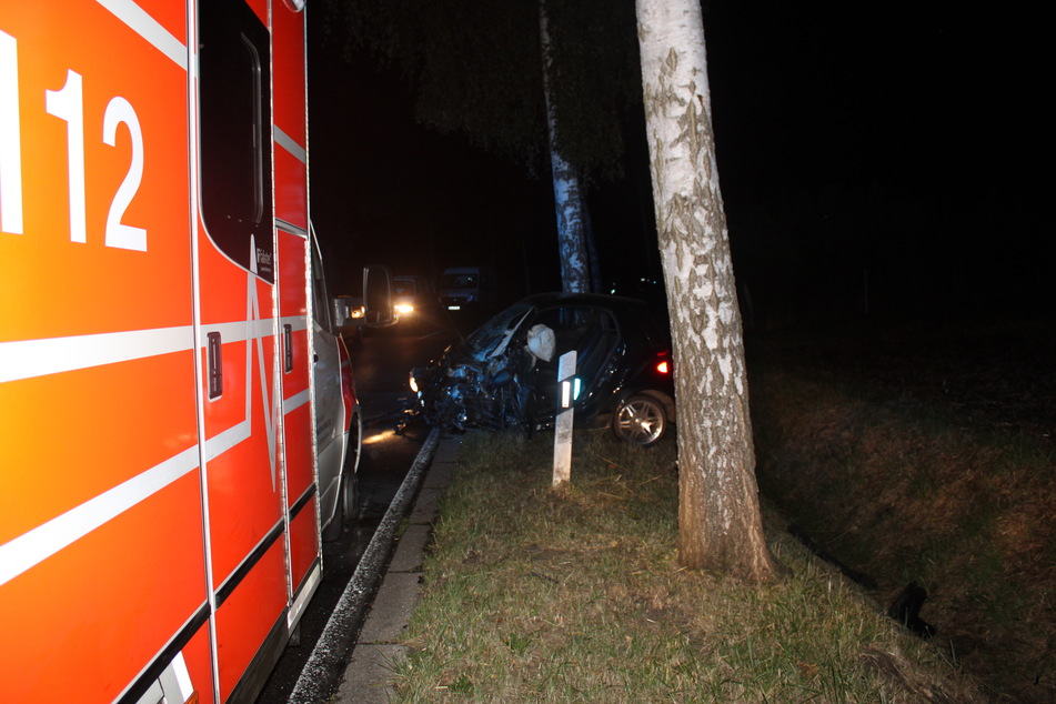 Die Fahrerin (33) des Kleinwagens wurde schwer verletzt in ein Krankenhaus geflogen.