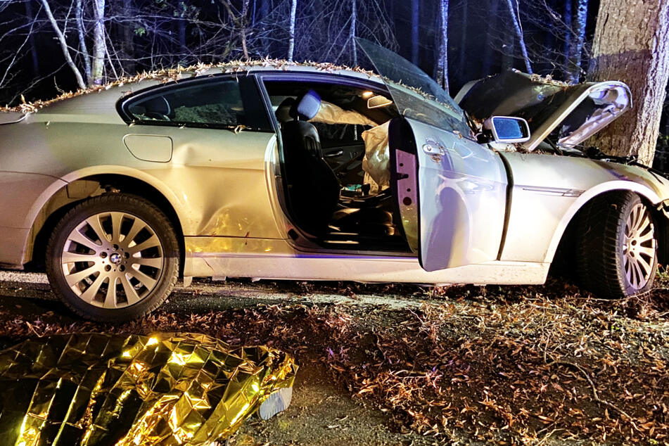 BMW kracht gegen Baum: Zwei Schwerverletzte bei Unfall