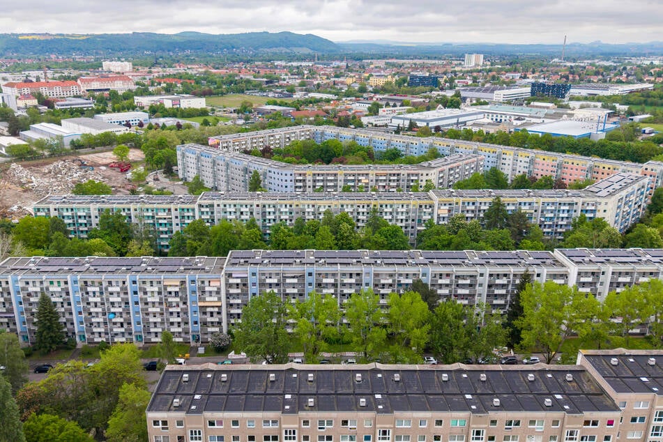 Bezahlbarer Wohnraum ist Mangelware. Währenddessen kämpfen Mieter in Prohlis gegen Vonovia-Mieterhöhungen, etwa an der Finsterwalder Straße (blaue Fassade).
