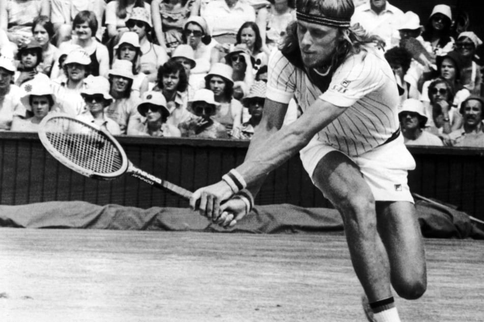 Borg wurde in den 1970er Jahren zu einer Tennis-Legende und fiel durch seinen ungewöhnlichen Look und eine damals nicht weit verbreitete beidhändige Rückhand auf.