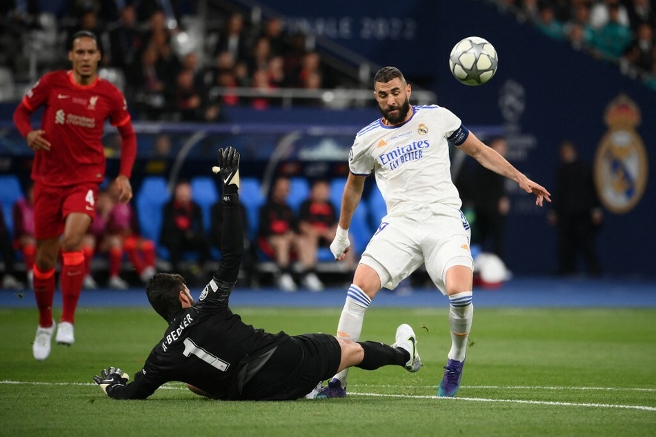 LFC-Keeper Alisson (M.) machte beim Abseitstor von Karim Benzema (r.) keine gute Figur.
