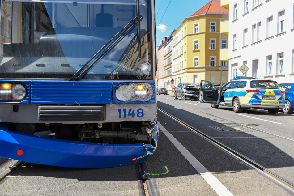 Ein VW (im Hintergrund) ist am frühen Dienstagnachmittag im Leipziger Nordwesten mit einer Straßenbahn zusammengekracht – die Autofahrerin wurde verletzt.
