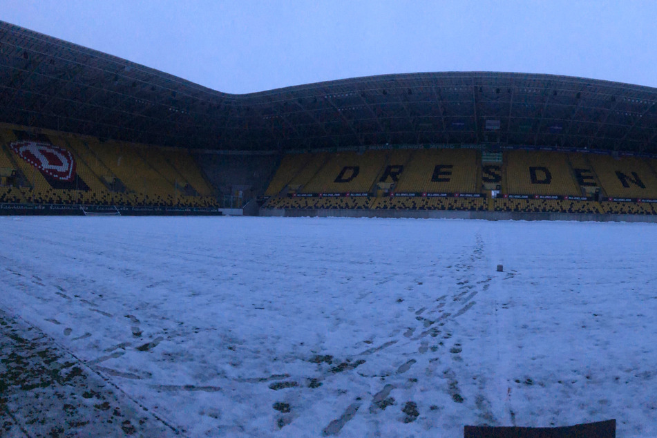 So sah der Rasen im Rudolf-Harbig-Stadion vor der Partie gegen Bayern München II. aus, die Begegnung wurde abgesagt. Das gleiche Schicksal droht nun auch dem Spiel gegen den SV Wehen Wiesbaden.