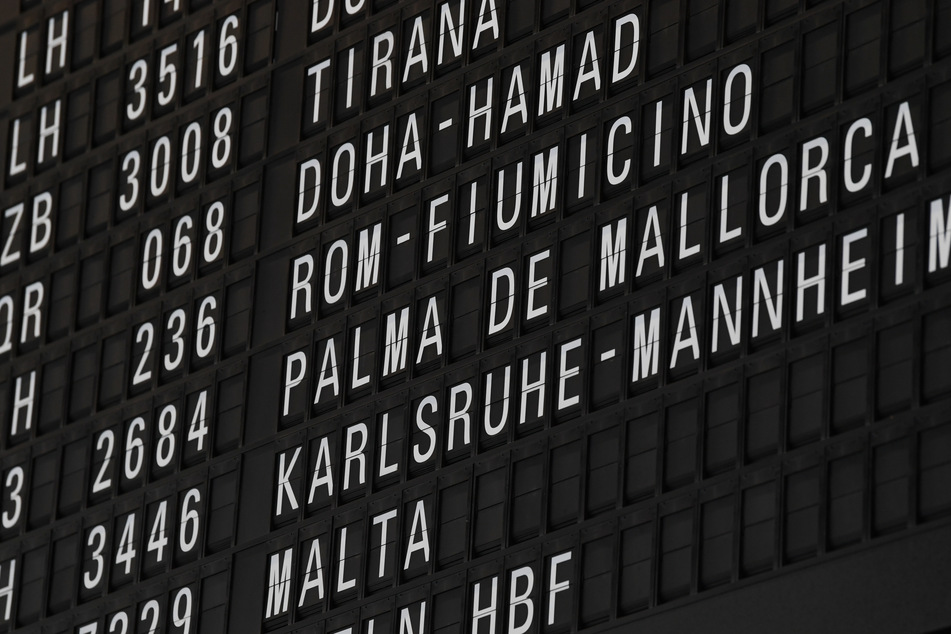 Die Anzeigetafel in der Abflughalle am Airport in Frankfurt.. Es wird wieder mehr geflogen an deutschen Flughäfen.