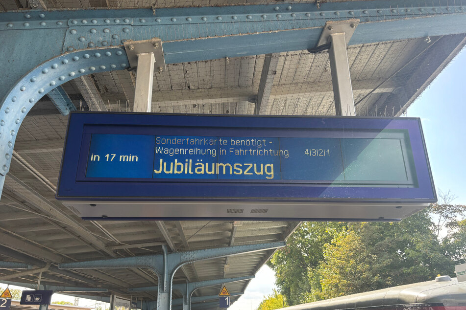 Einsteigen bitte! Der Jubiläumszug startete pünktlich um 15.10 Uhr vom Bernauer S-Bahnhof.