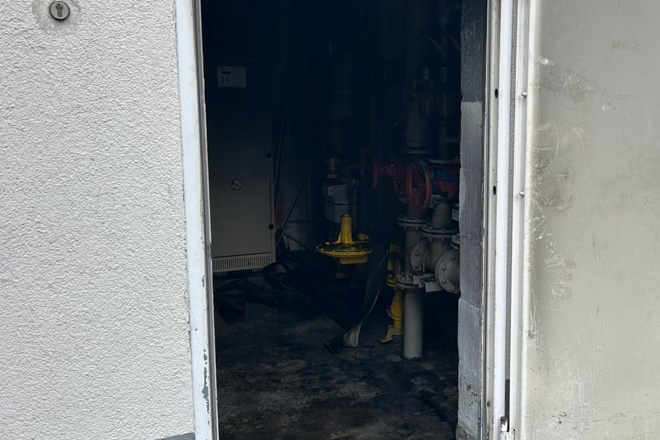 Nun wird untersucht, was das Feuer im Hausanschlussraum ausgelöst hat.