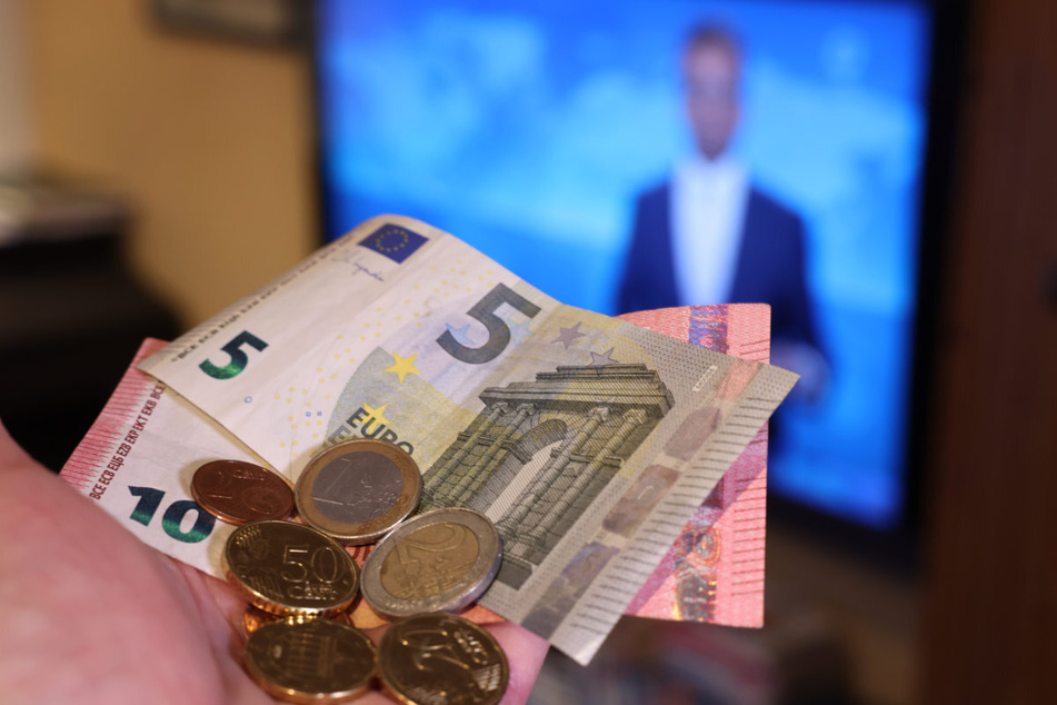 Ab 2025 soll der Rundfunkbeitrag um 58 Cent im Monat steigen. Das bayerische Kabinett lehnt diese Erhöhung ab.