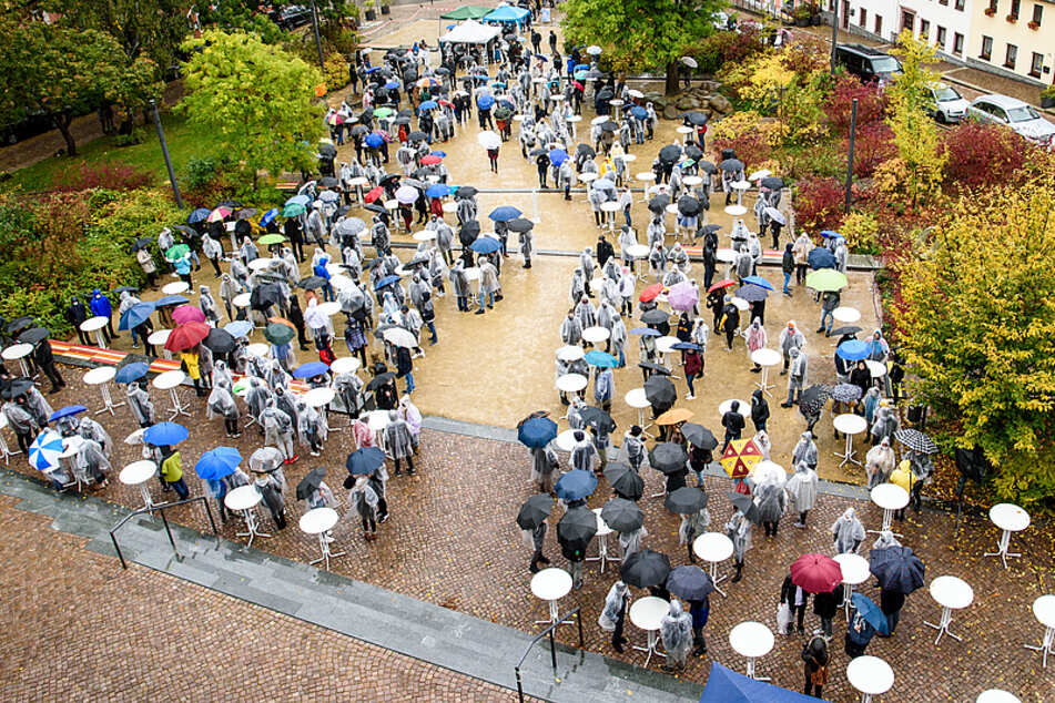 Etwa 500 Studenten waren gekommen, standen buchstäblich im Regen.