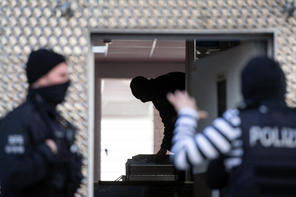 Rund 150 Polizisten waren im Einsatz gewesen, um die Moscheeräume und die Wohnungen der Vereinsfunktionäre zu durchsuchen.