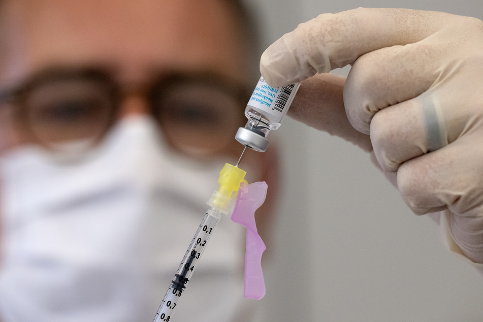 Ein Mitarbeiter eines Klinikums in München bereitet eine Spritze mit dem Impfstoff von Bavarian Nordic (Imvanex/Jynneos) gegen Affenpocken vor.