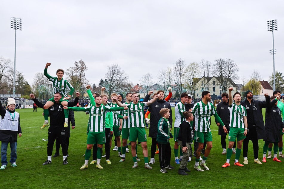 Große Freude bei der BSG Chemie Leipzig. Der Klub darf sich über eine gewaltige Finanzspritze für den Bau eines zweiten Kunstrasenplatzes freuen.