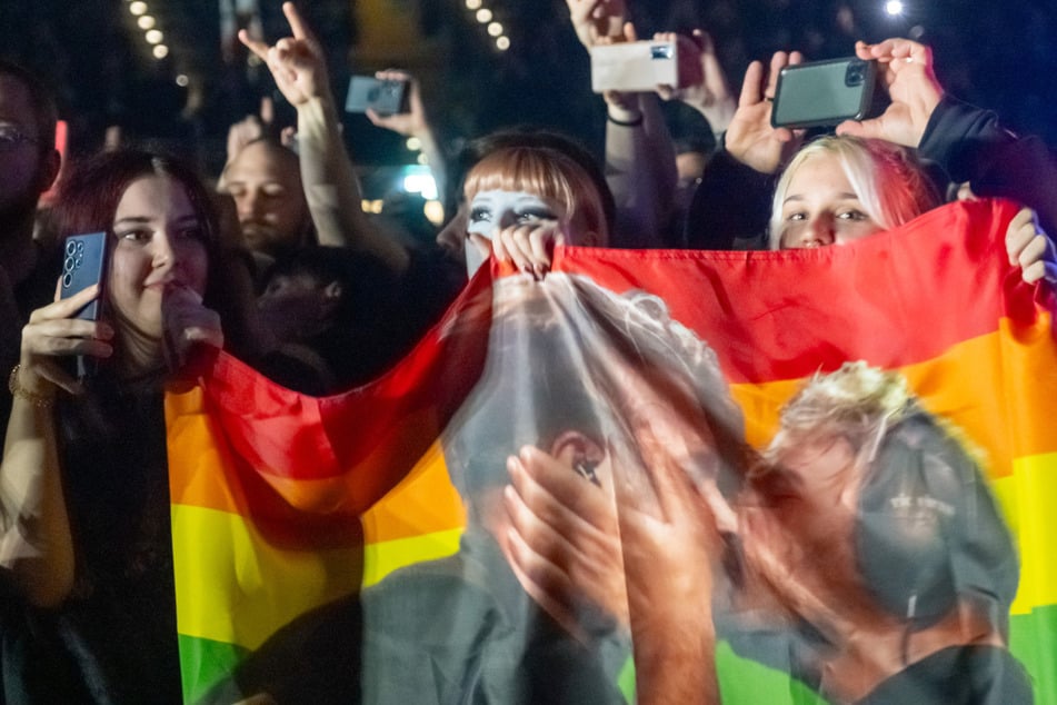 Süßer Momente: Weibliche Fans hatten eine ganz besondere Regenbogenflagge für die beiden Sänger Kevin und Nico mitgebracht.