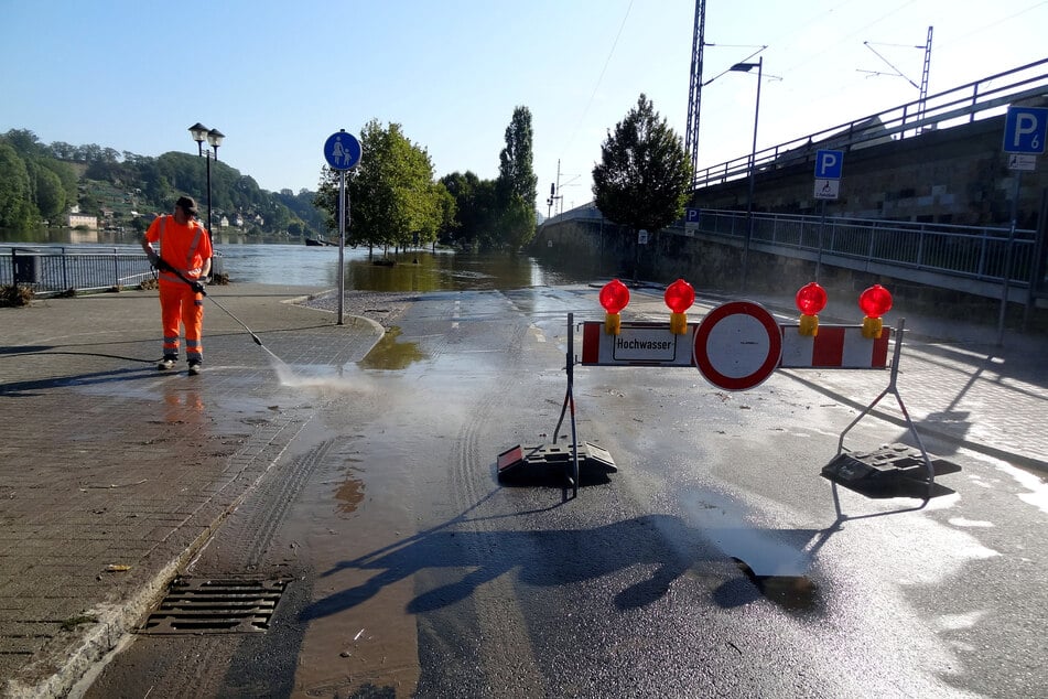 Am Elbufer in Pirna ist jetzt Reinemachen angesagt.