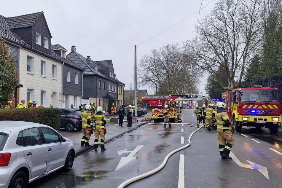 Feuerwehr und Rettungsdienst brachten den Kellerbrand auf der Düsseldorfer Straße in Mettmann schnell unter Kontrolle.