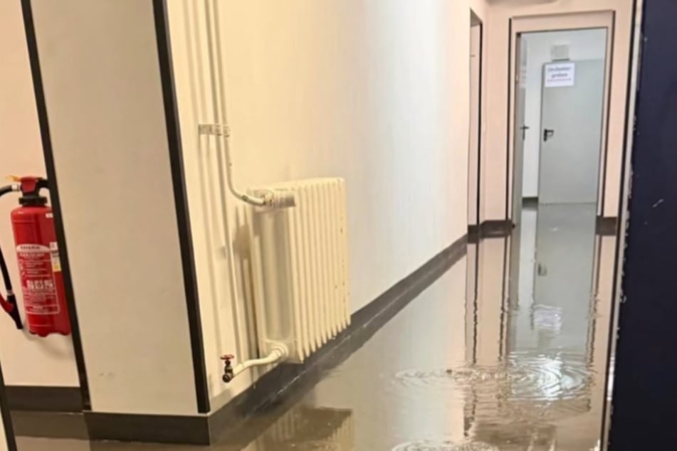 Unter der Bühne stand das Wasser schnell zentimeterhoch.