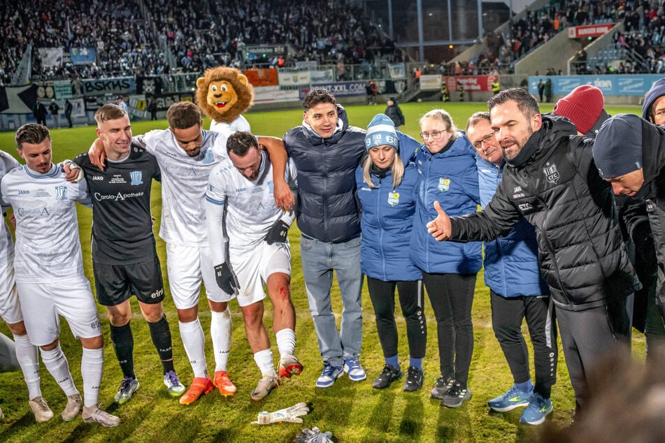 Trainer Benjamin Duda (37, r.) schwört seine Jungs ein. Ziel ist am Freitagabend der dritte Sieg in Folge.