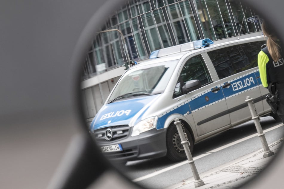 Während Polizei im Einsatz ist: Spiegel von Streifenwagen abgetreten