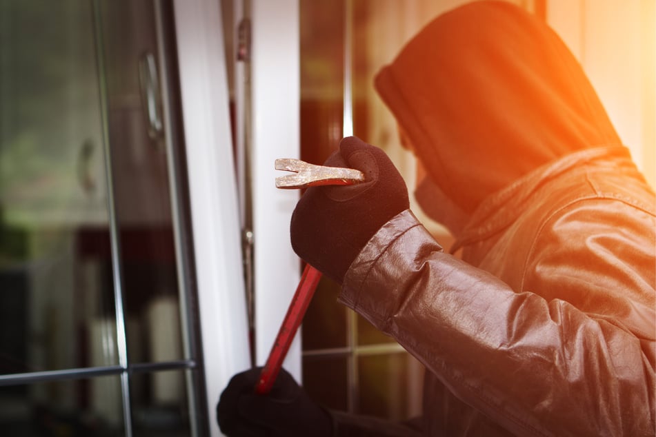 In dem Café am Wenigemarkt wurden Schränke durchwühlt, nach Bargeld gesucht, Einrichtungsgegenstände zerstört sowie Fenster und Türen beschädigt. (Symbolbild)