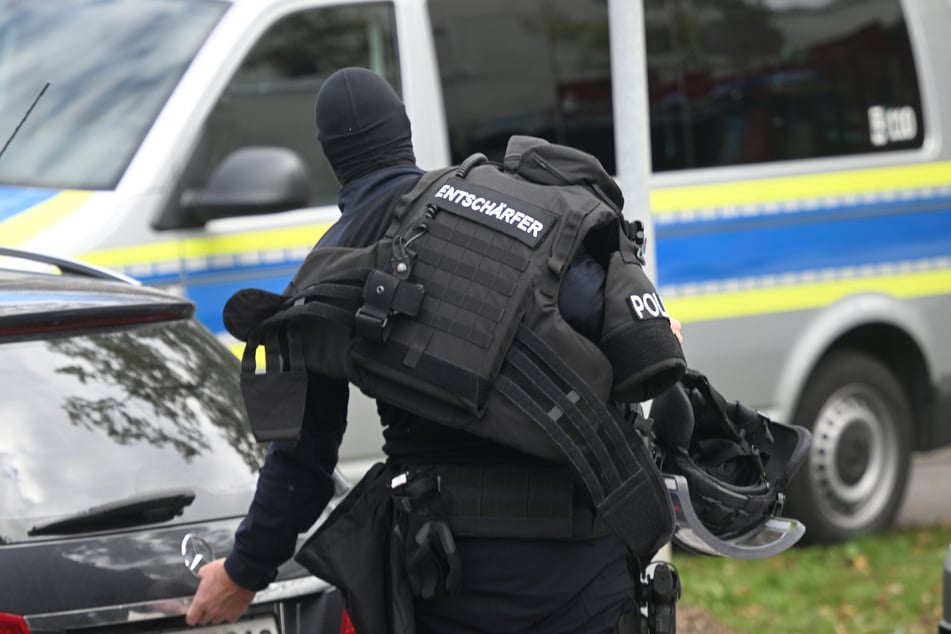 Entschärfer und ein Großaufgebot der Polizei waren nach einem Brand in einem Münchner Einfamilienhaus im Stadtteil Lerchenau im Einsatz.