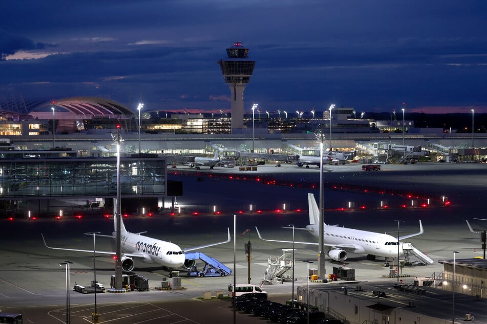 Um einer Frau an Board zu helfen, landete ein Flugzeug außerplanmäßig in München. (Symbolbild)