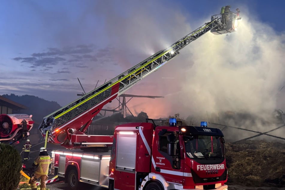 Im Morgengrauen erhellt der Feuerschein aus der Reithalle den Himmel.