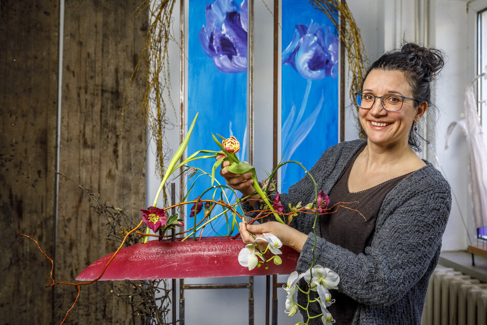 Ausbildungs-Chefin Anja Schneider (45) arrangiert Orchideen, Christrosen und Tulpen in einem Wachsobjekt.